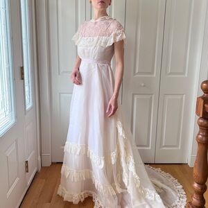 Vintage Cream Lace Wedding Dress